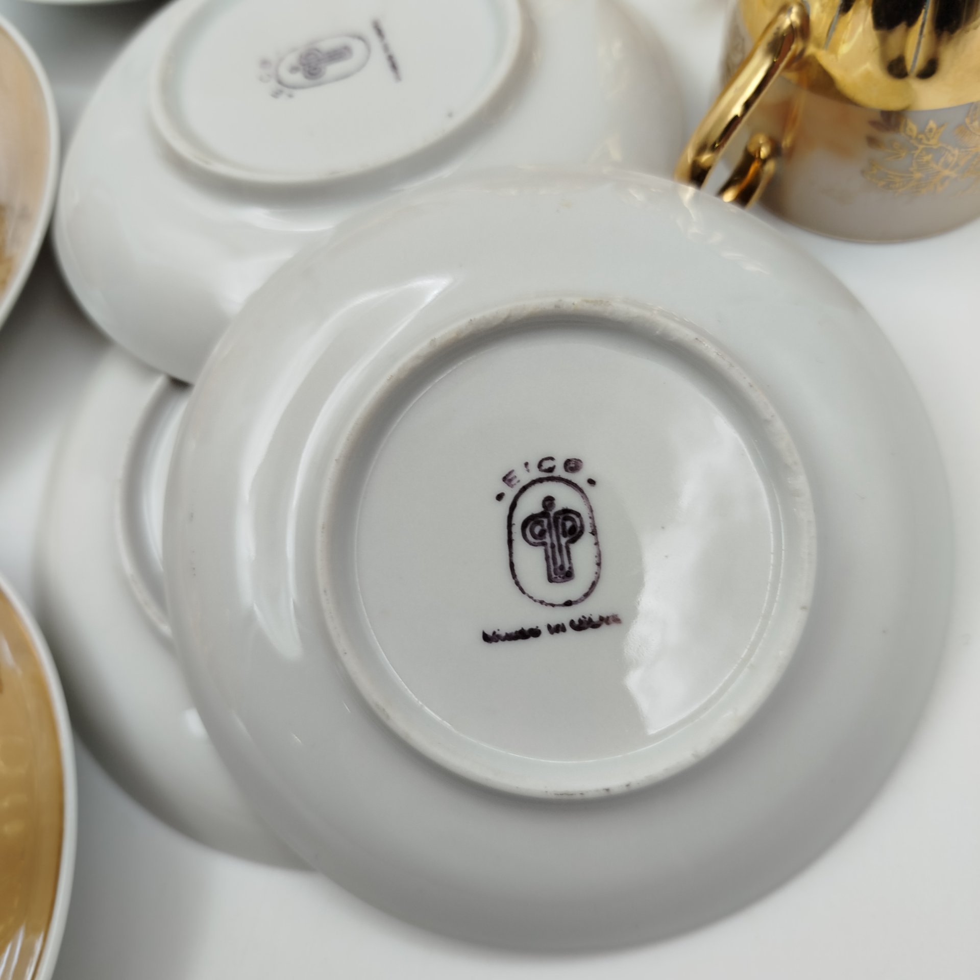 Набор из шести кофейных пар с цветочным декором в золотистой гамме, фарфор, крытье, золочение, ГДР, 1970-1990 гг.