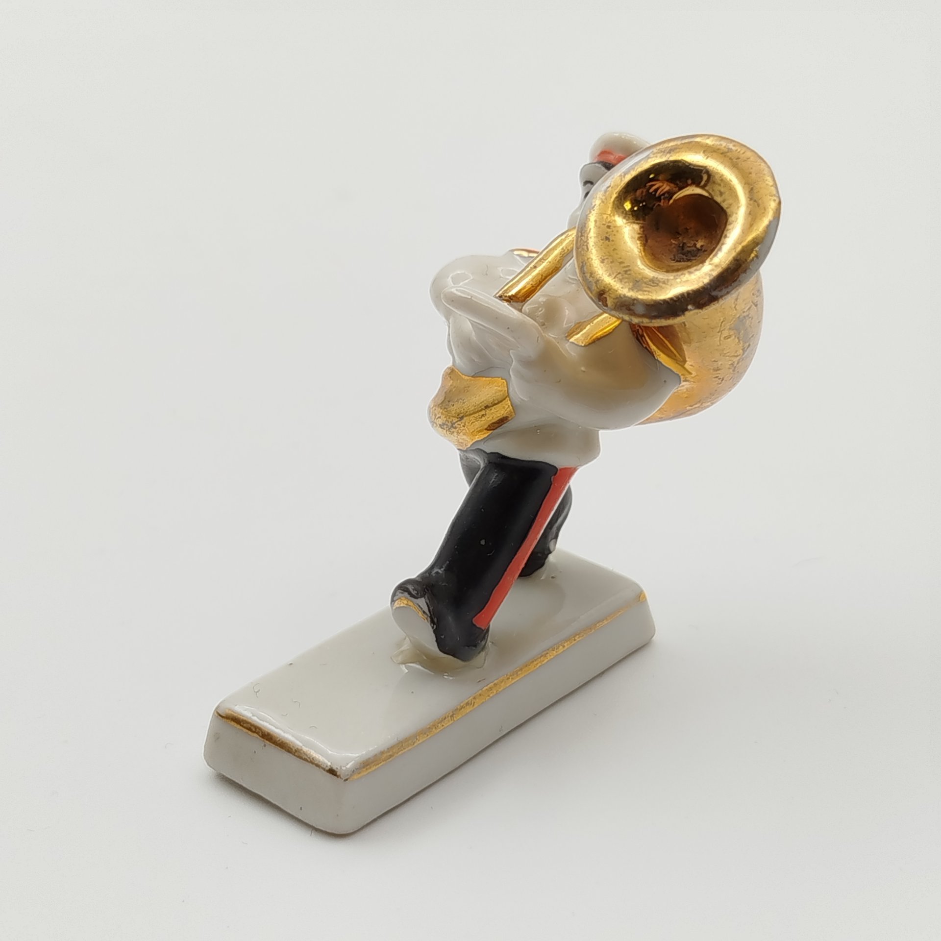 Статуэтка "Суворовец с трубой" из серии "Суворовский оркестр", скульптор Г. Молдаван