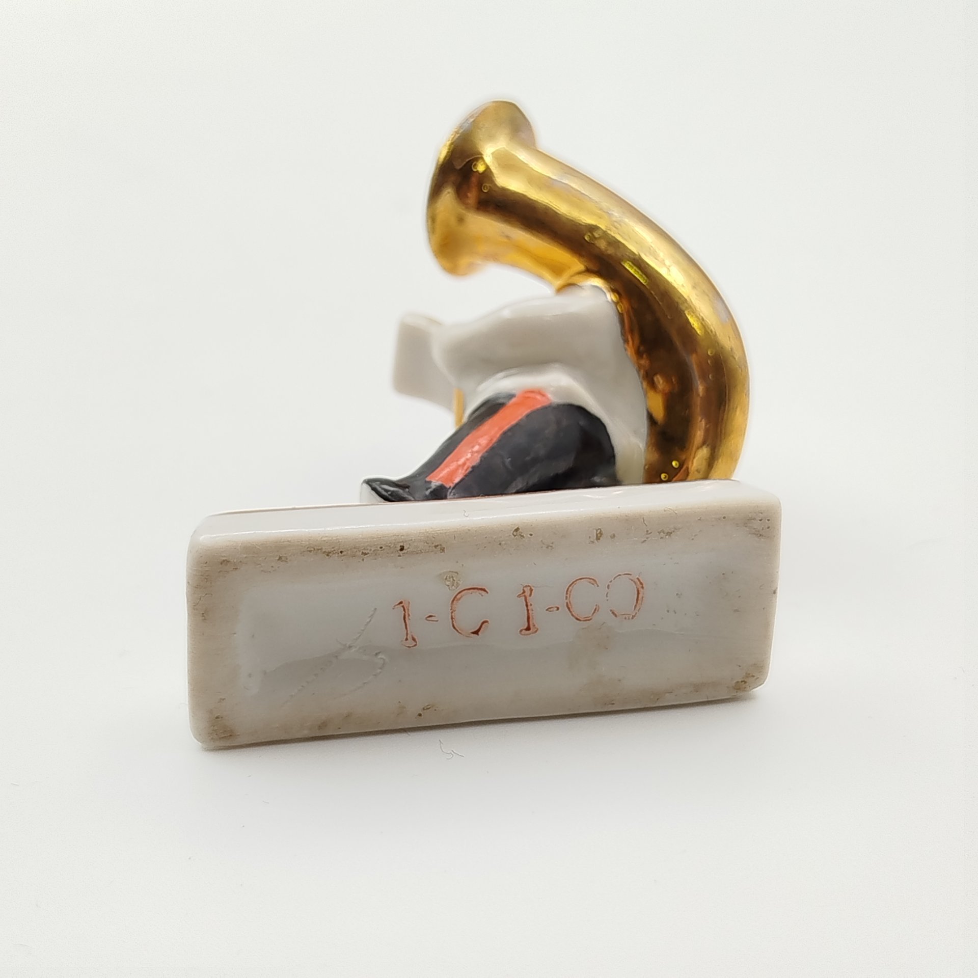 Статуэтка "Суворовец с трубой" из серии "Суворовский оркестр", скульптор Г. Молдаван