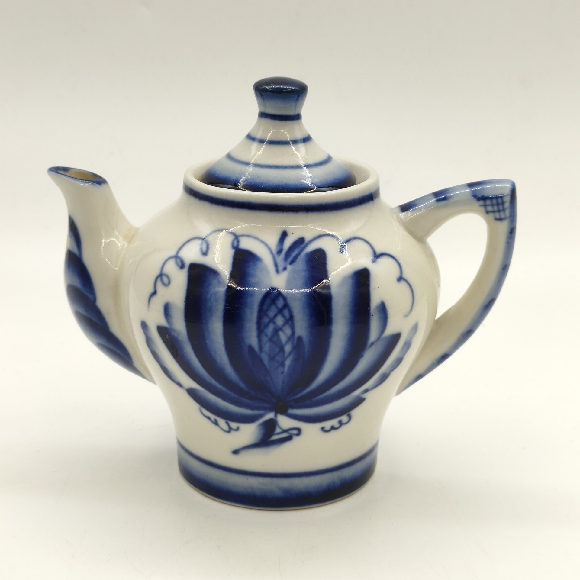 Чайник заварочный, украшенный цветочным декором, Гжельское производственное объединение "Электроизолятор", фарфор, роспись, СССР, 1972-1982 гг.