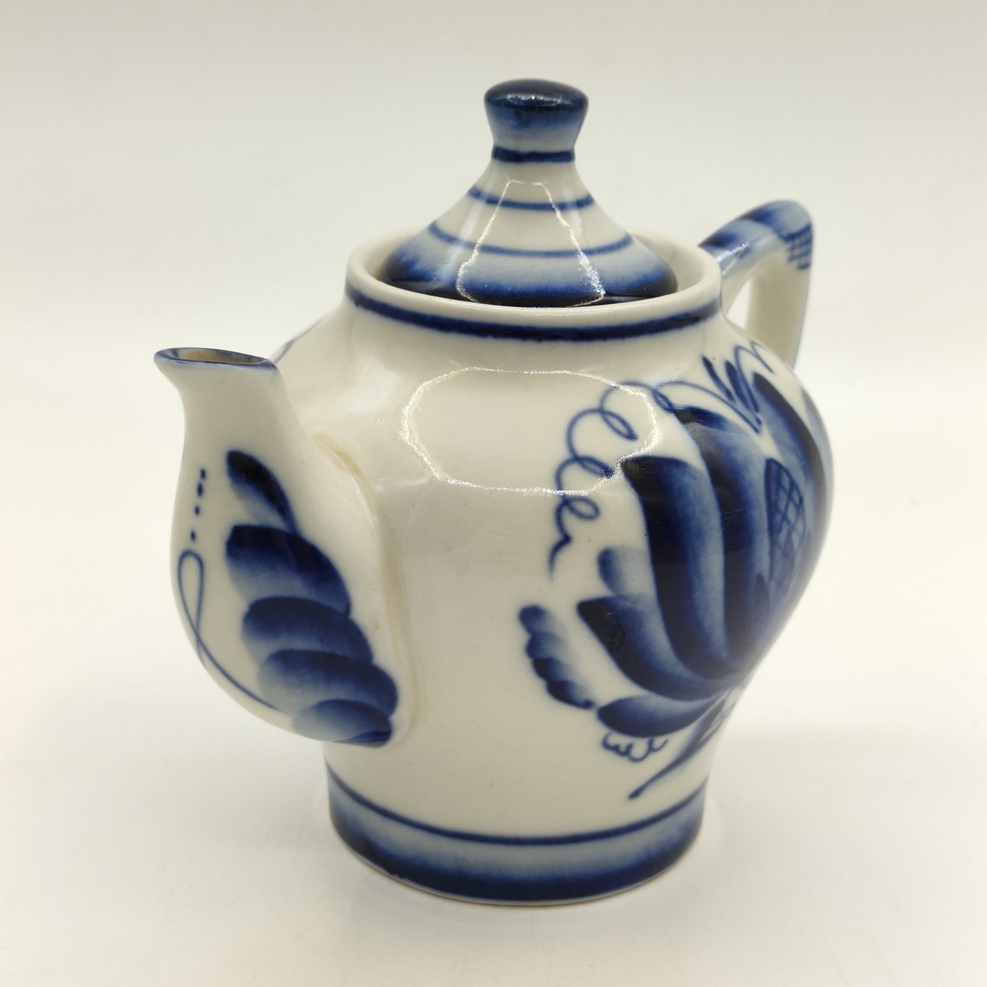 Чайник заварочный, украшенный цветочным декором, Гжельское производственное объединение "Электроизолятор", фарфор, роспись, СССР, 1972-1982 гг.