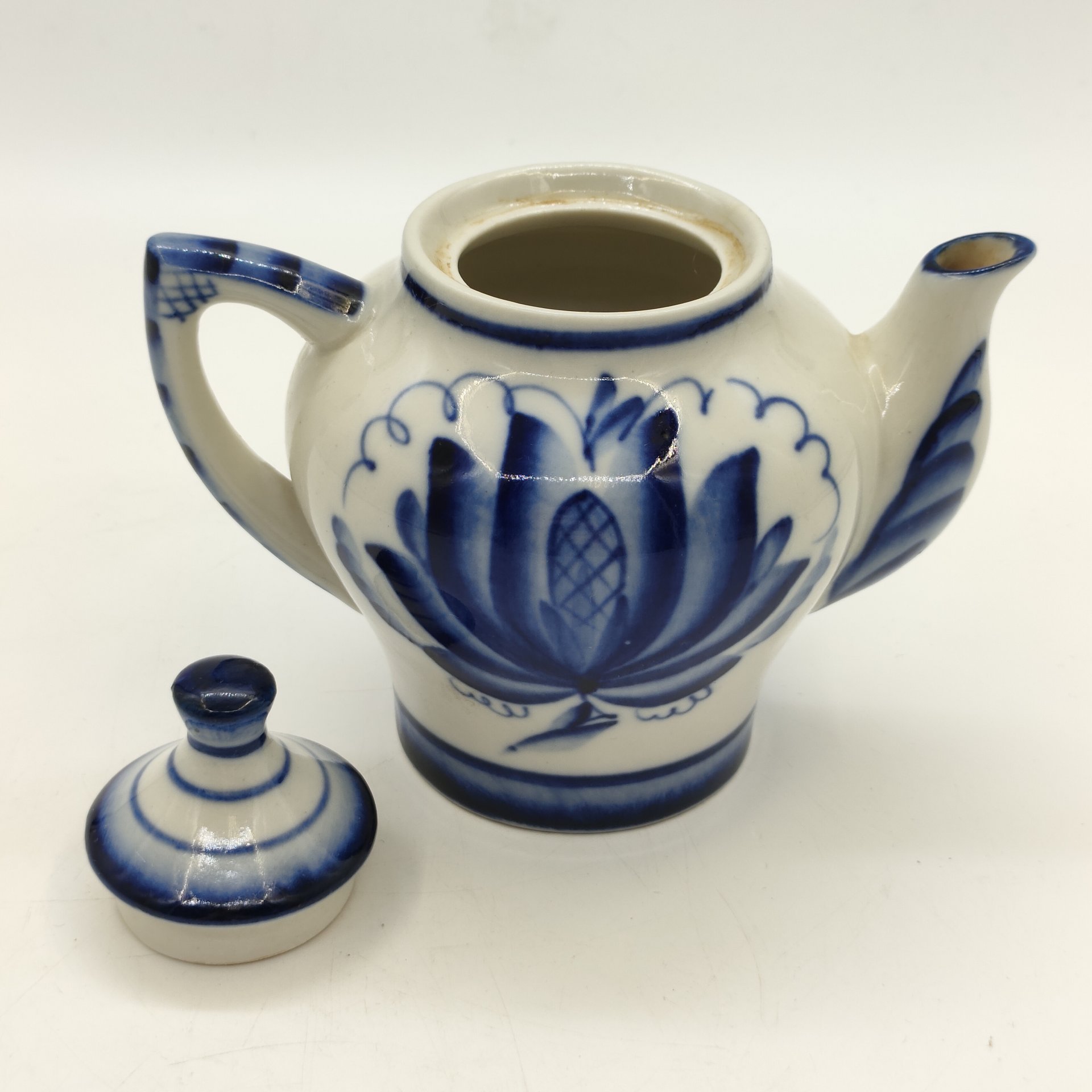 Чайник заварочный, украшенный цветочным декором, Гжельское производственное объединение "Электроизолятор", фарфор, роспись, СССР, 1972-1982 гг.