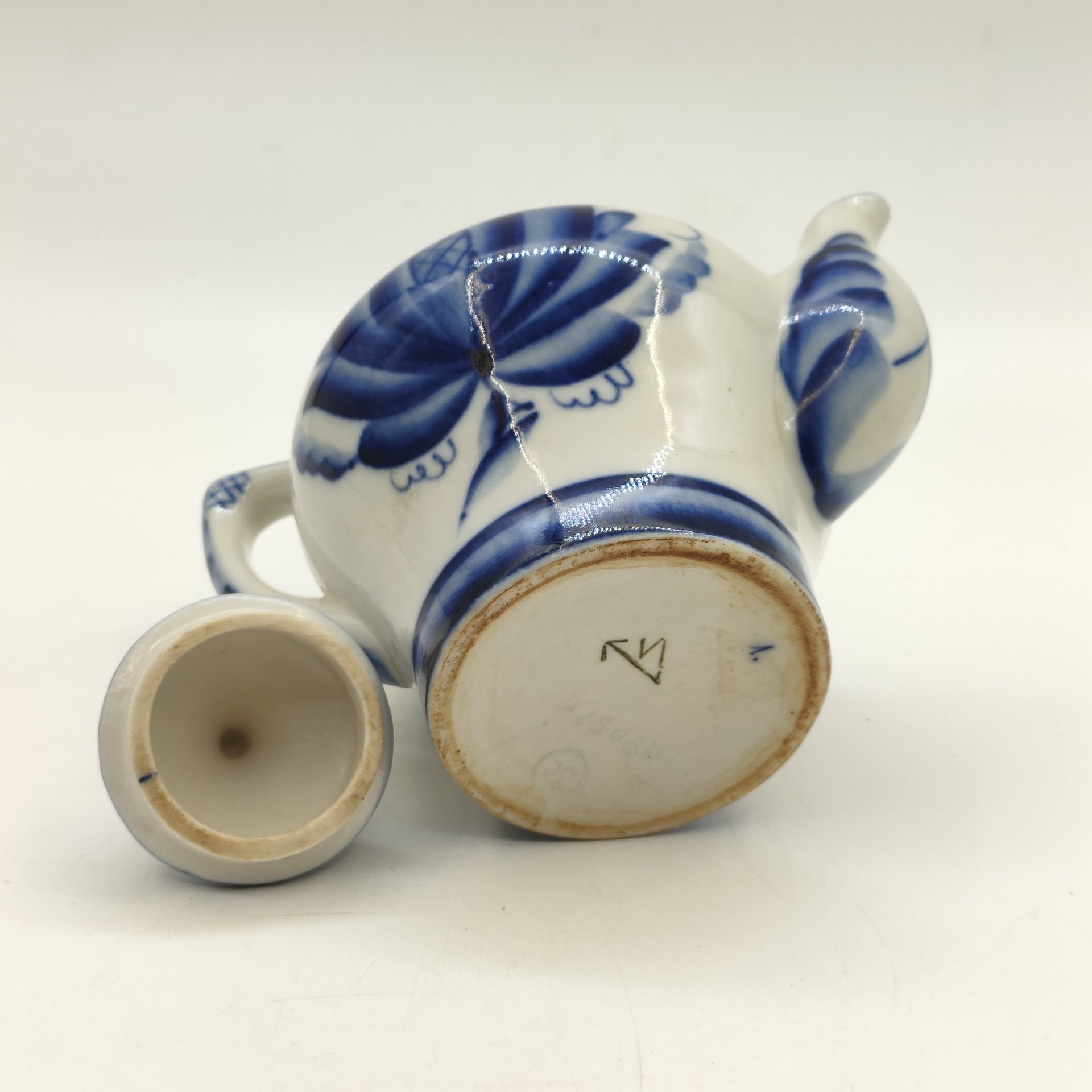 Чайник заварочный, украшенный цветочным декором, Гжельское производственное объединение "Электроизолятор", фарфор, роспись, СССР, 1972-1982 гг.