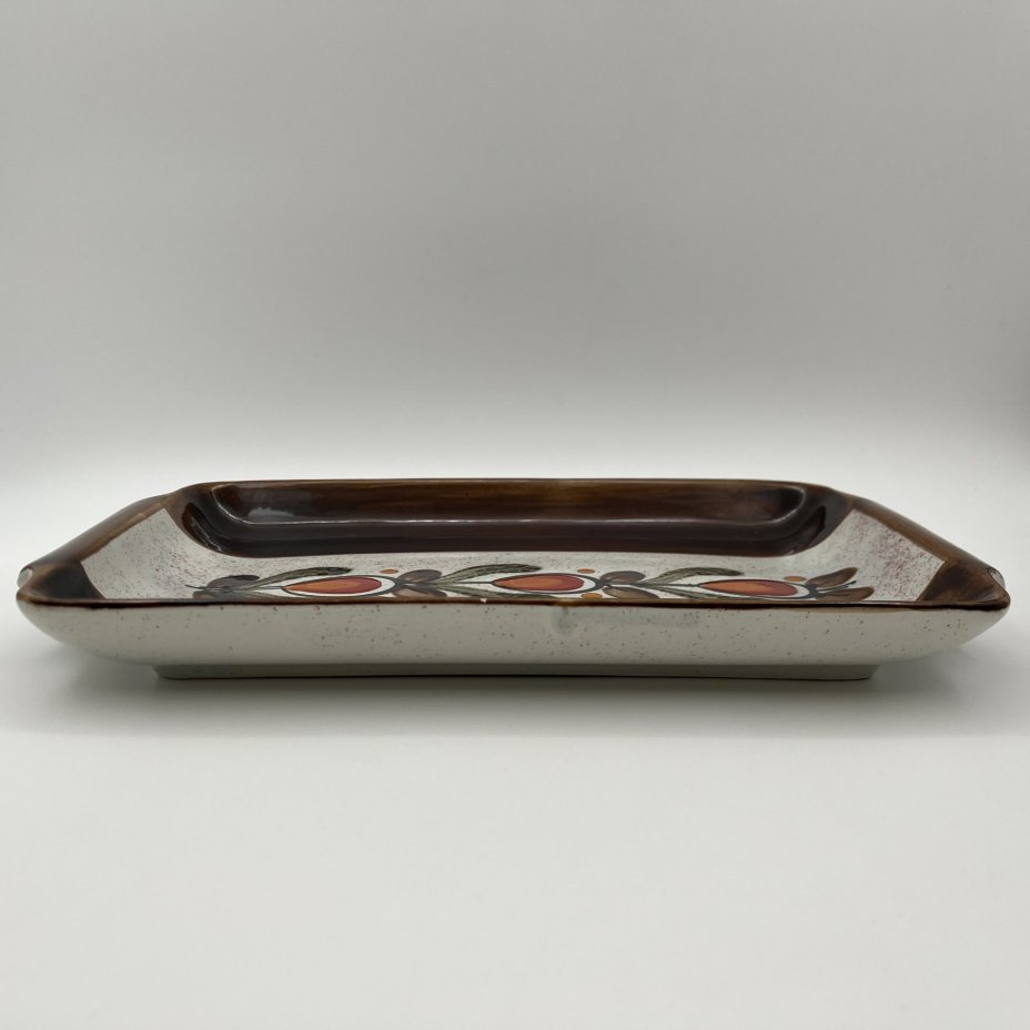 Блюдо сервировочное, украшенное минималистичным растительным декором, Schramberg