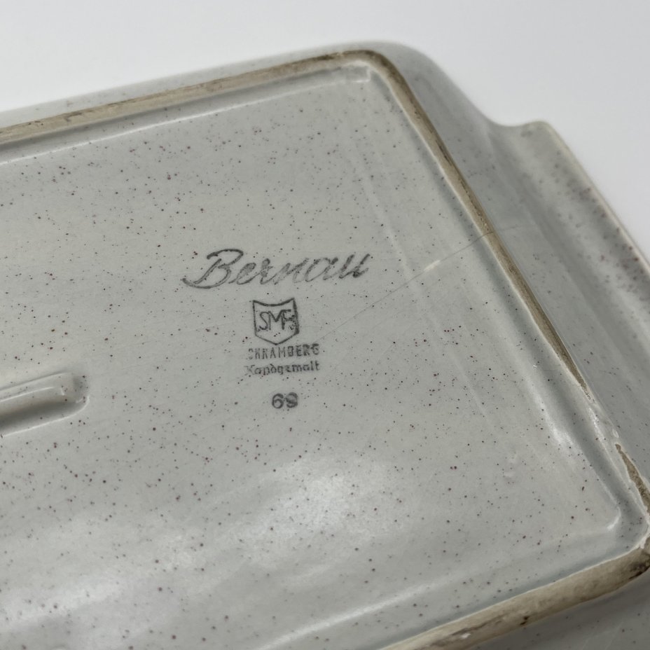 Блюдо сервировочное, украшенное минималистичным растительным декором, Schramberg