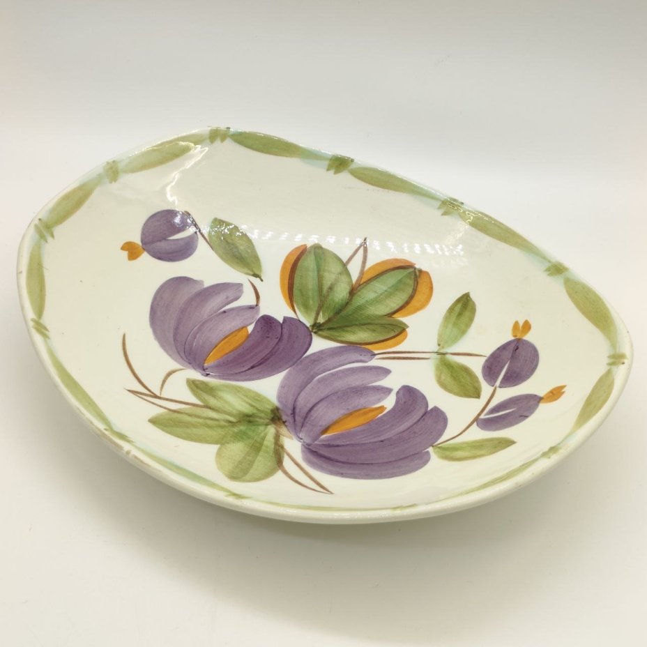 Сервировочное блюдо с расписным цветочным декором, фаянс, роспись, Конаковский фаянсовый завод им. М.И. Калинина (ЗиК Конаково), СССР, 1974-1991 гг.