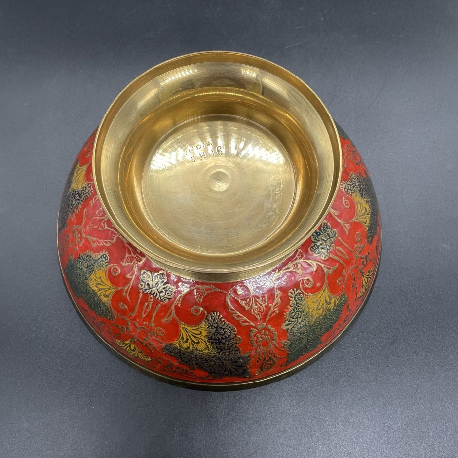 Конфетница округлой формы с фигурным бортом, украшенная изображением павлина