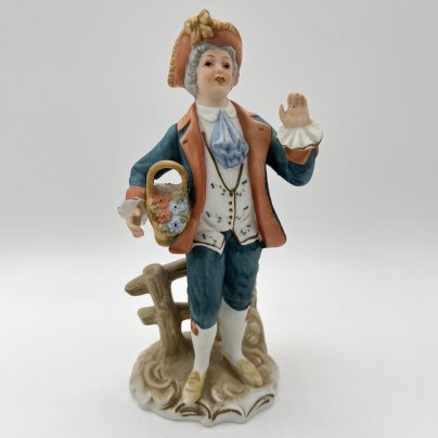 Статуэтка "Кавалер с корзиной цветов"