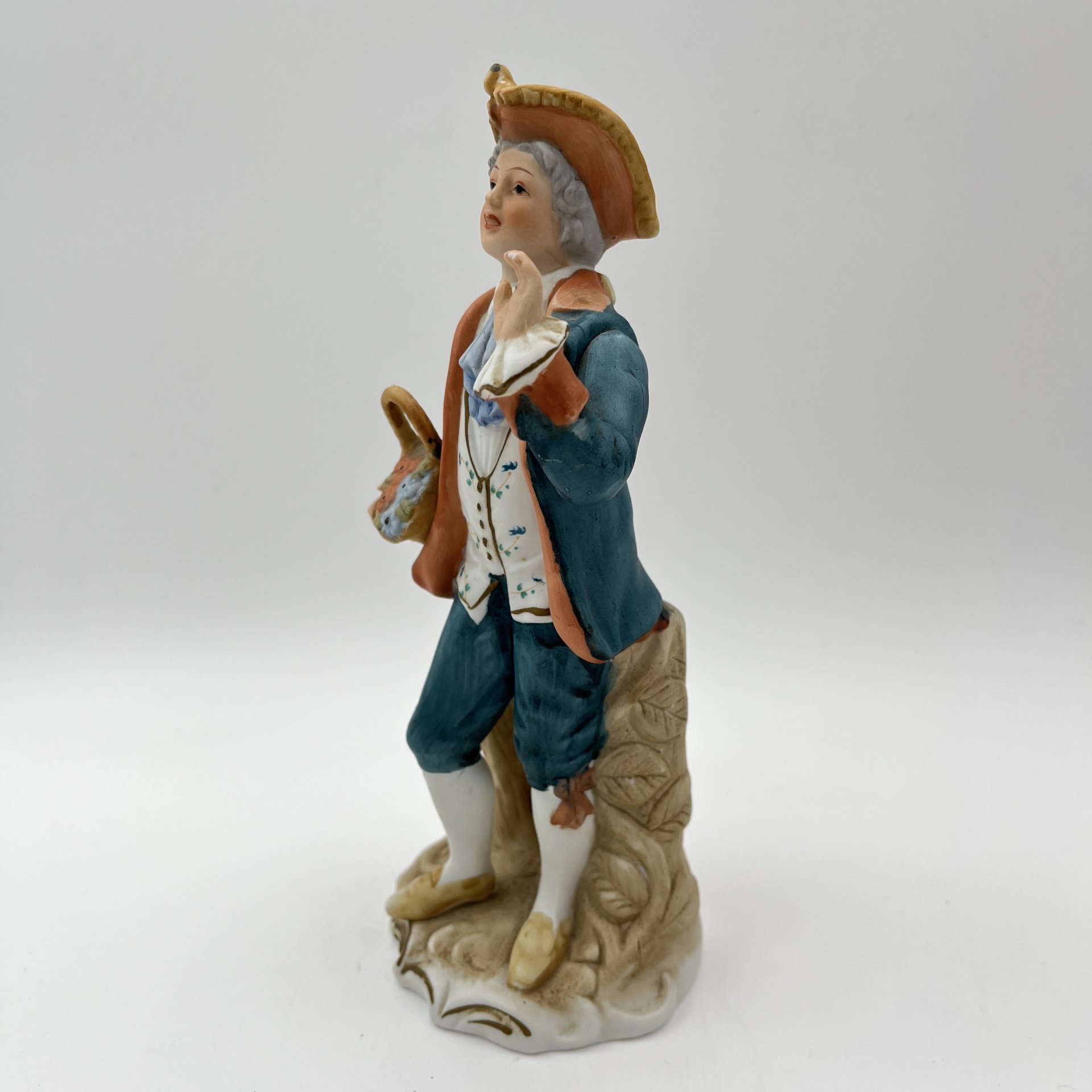 Статуэтка "Кавалер с корзиной цветов"