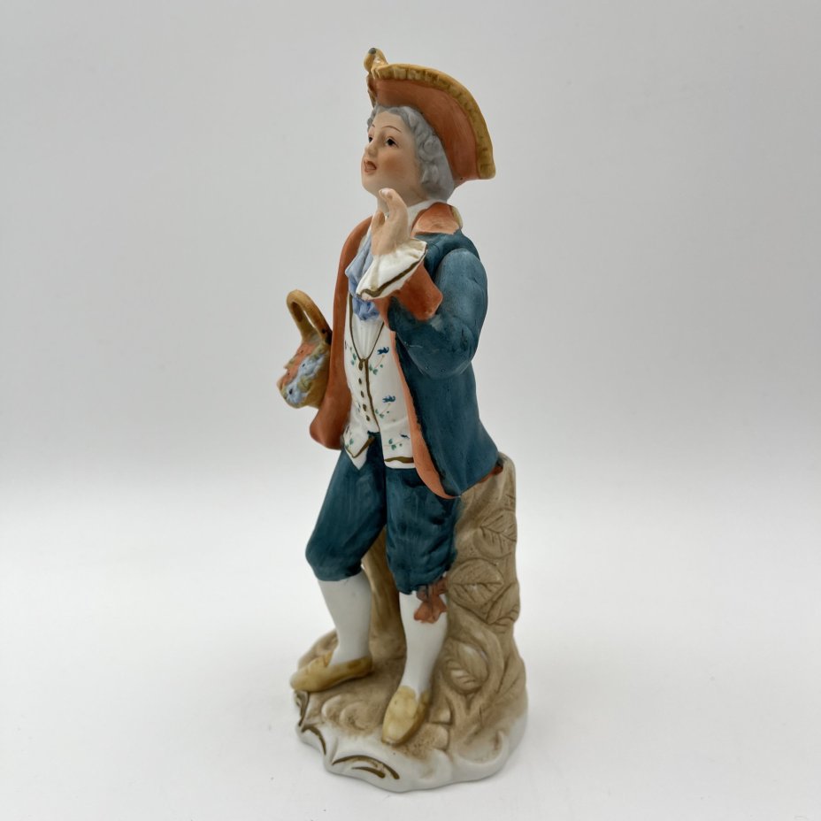 Статуэтка "Кавалер с корзиной цветов"