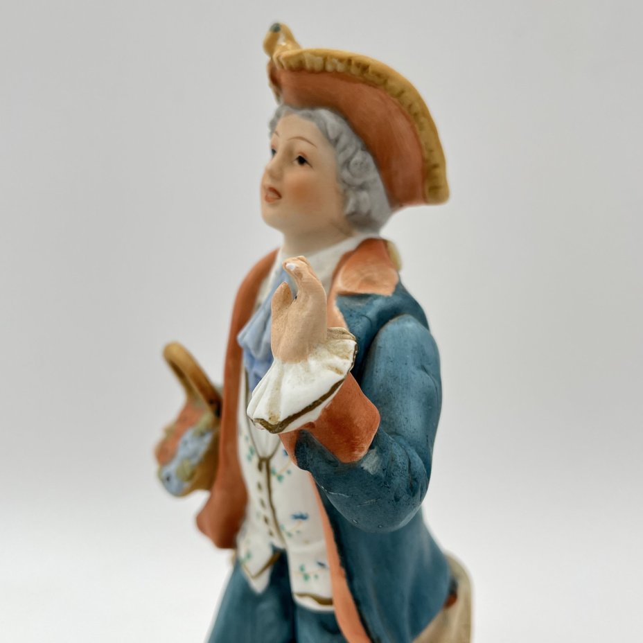 Статуэтка "Кавалер с корзиной цветов"