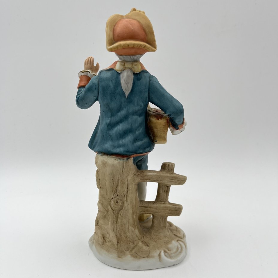 Статуэтка "Кавалер с корзиной цветов"