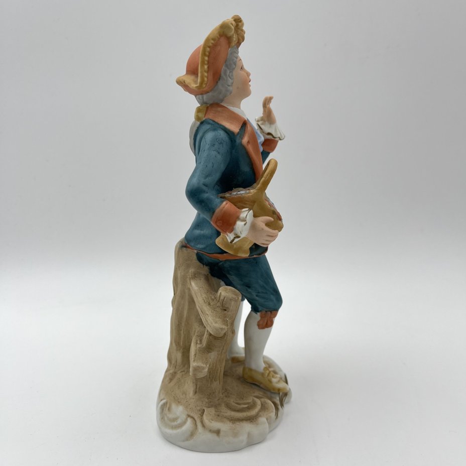 Статуэтка "Кавалер с корзиной цветов"