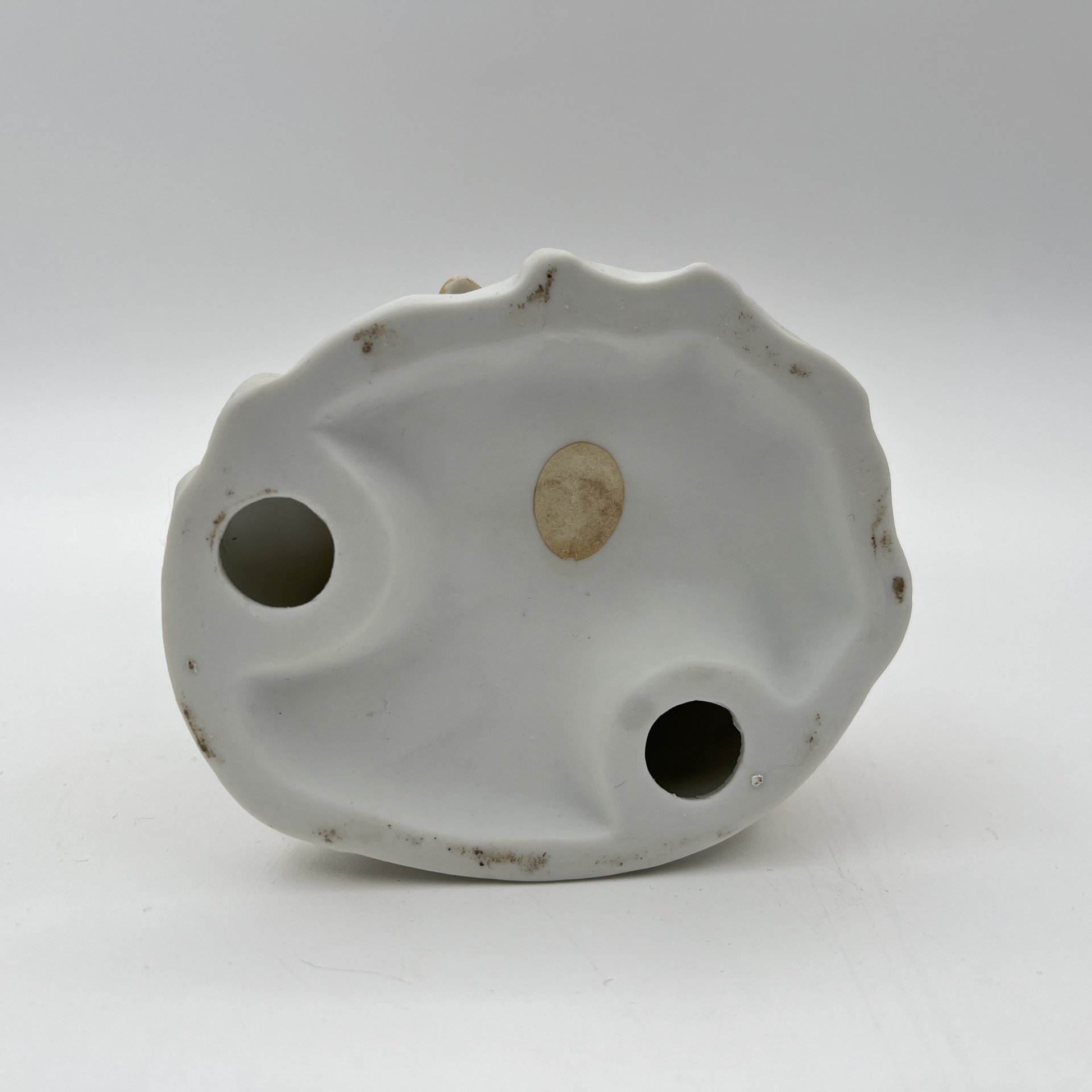 Статуэтка "Кавалер с корзиной цветов"