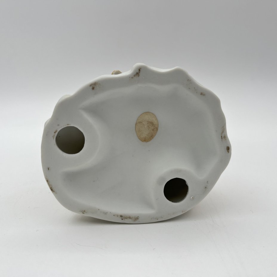 Статуэтка "Кавалер с корзиной цветов"