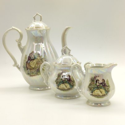 Набор из трёх предметов (чайник, сахарница и молочник) из сервиза "Мадонна", украшенных изображением галантных сцен, фарфор, люстр, деколь, золочение, FP Zajecar, Югославия, 1980-2000 гг.