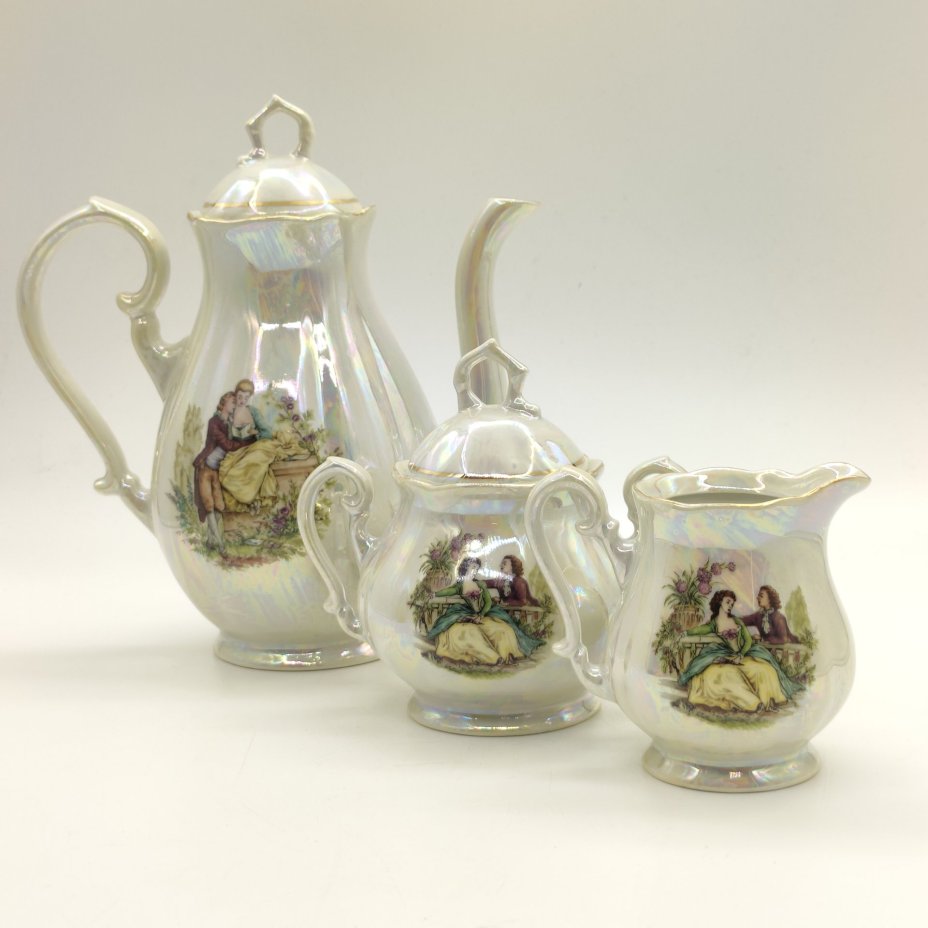 Набор из трёх предметов (чайник, сахарница и молочник) из сервиза "Мадонна", украшенных изображением галантных сцен, фарфор, люстр, деколь, золочение, FP Zajecar, Югославия, 1980-2000 гг.