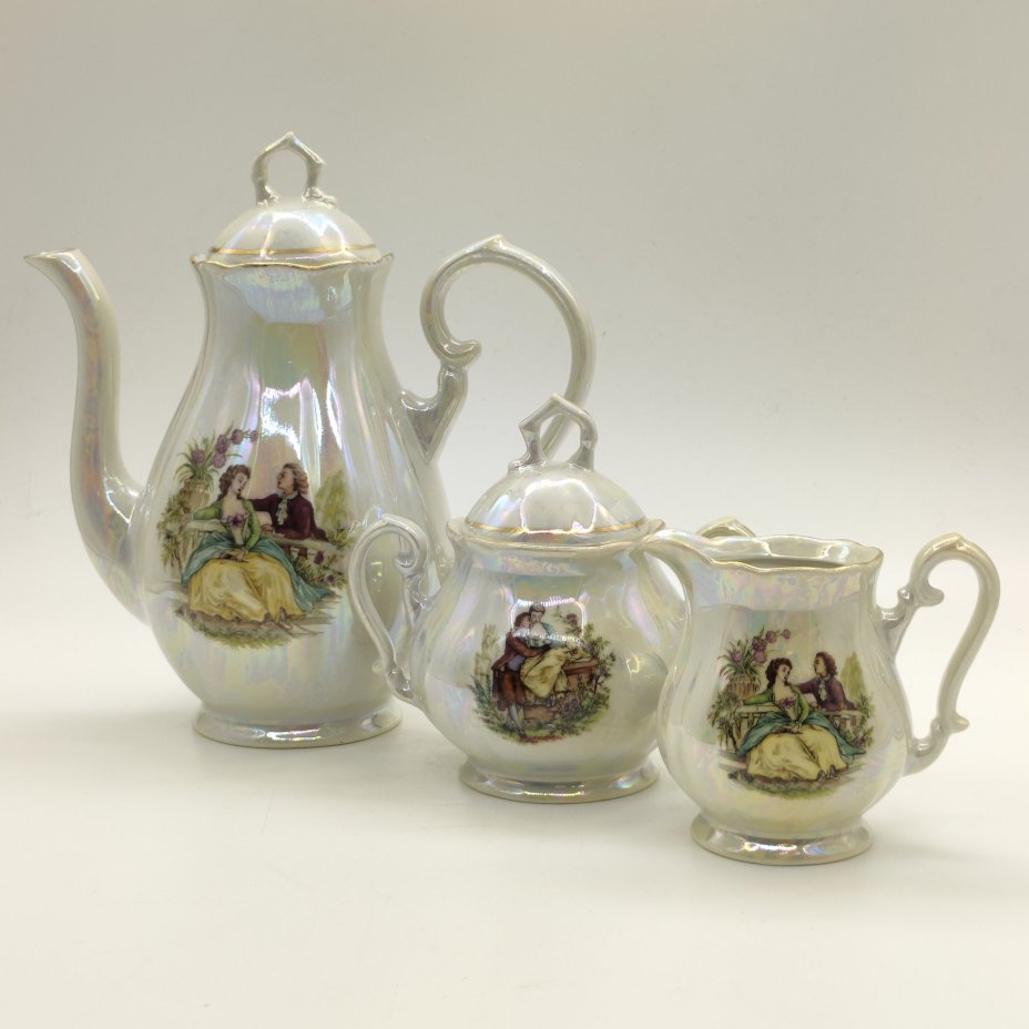Набор из трёх предметов (чайник, сахарница и молочник) из сервиза "Мадонна", украшенных изображением галантных сцен, фарфор, люстр, деколь, золочение, FP Zajecar, Югославия, 1980-2000 гг.