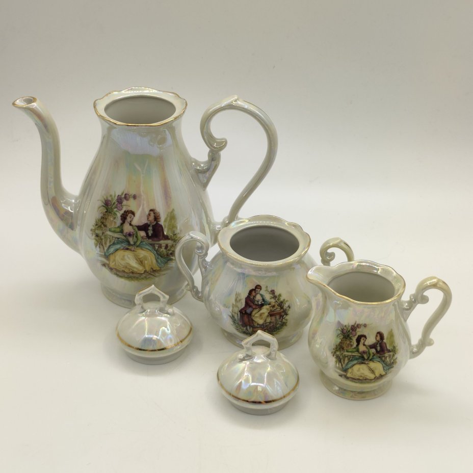 Набор из трёх предметов (чайник, сахарница и молочник) из сервиза "Мадонна", украшенных изображением галантных сцен, фарфор, люстр, деколь, золочение, FP Zajecar, Югославия, 1980-2000 гг.