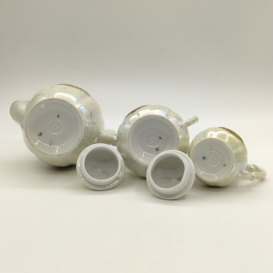 Набор из трёх предметов (чайник, сахарница и молочник) из сервиза "Мадонна", украшенных изображением галантных сцен, фарфор, люстр, деколь, золочение, FP Zajecar, Югославия, 1980-2000 гг.