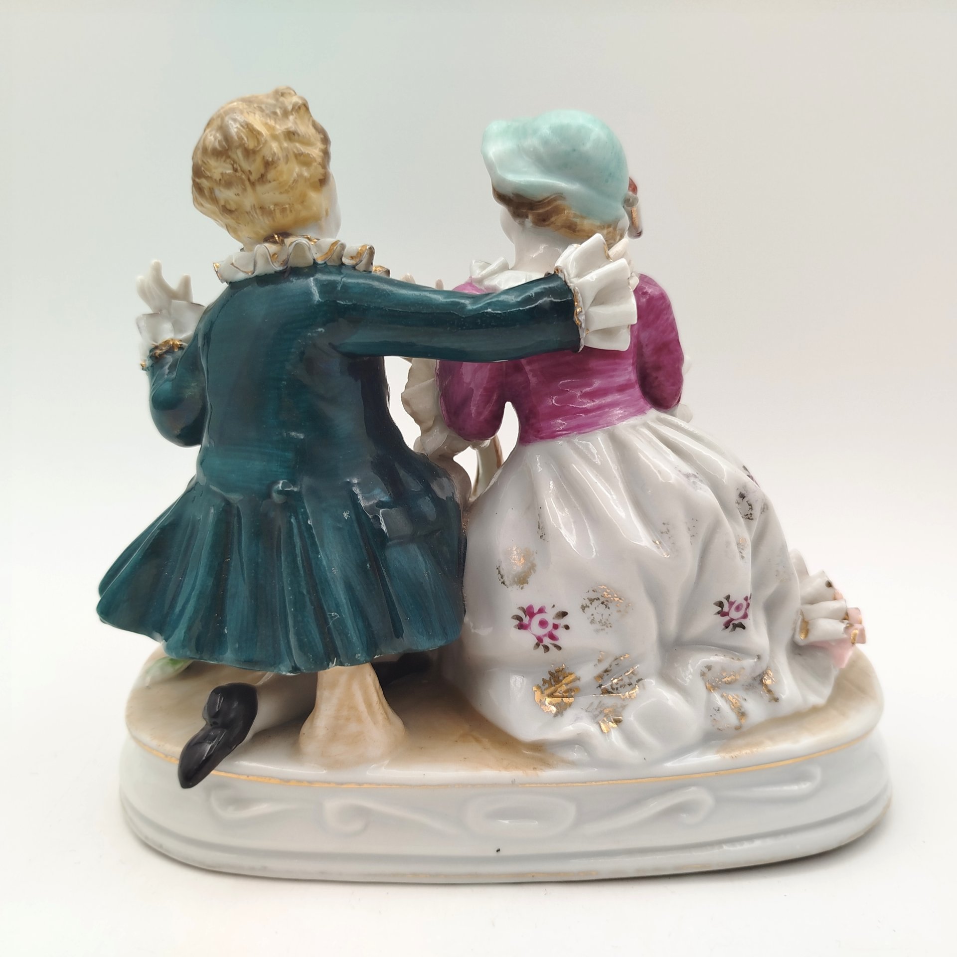 Статуэтка "Дети с корзиной цветов", мануфактура "Herford", фарфор, роспись, золочение, деколь, Германия, 1940-1970 гг.