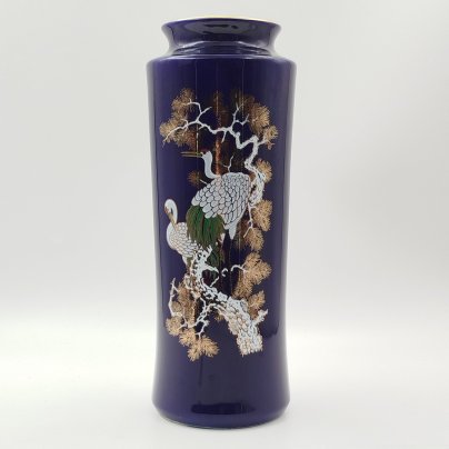 Ваза кобальтового цвета, украшенная изображением журавлей, фарфор, деколь, крытье, золочение, Япония, 1970-1990 гг.