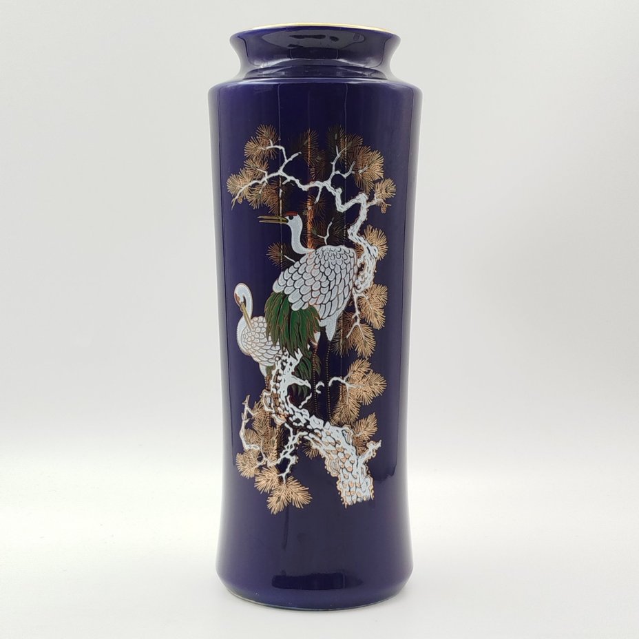 Ваза кобальтового цвета, украшенная изображением журавлей, фарфор, деколь, крытье, золочение, Япония, 1970-1990 гг.