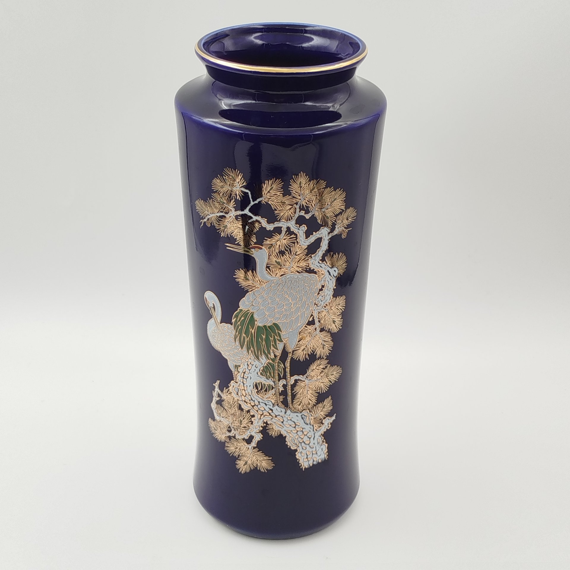 Ваза кобальтового цвета, украшенная изображением журавлей, фарфор, деколь, крытье, золочение, Япония, 1970-1990 гг.