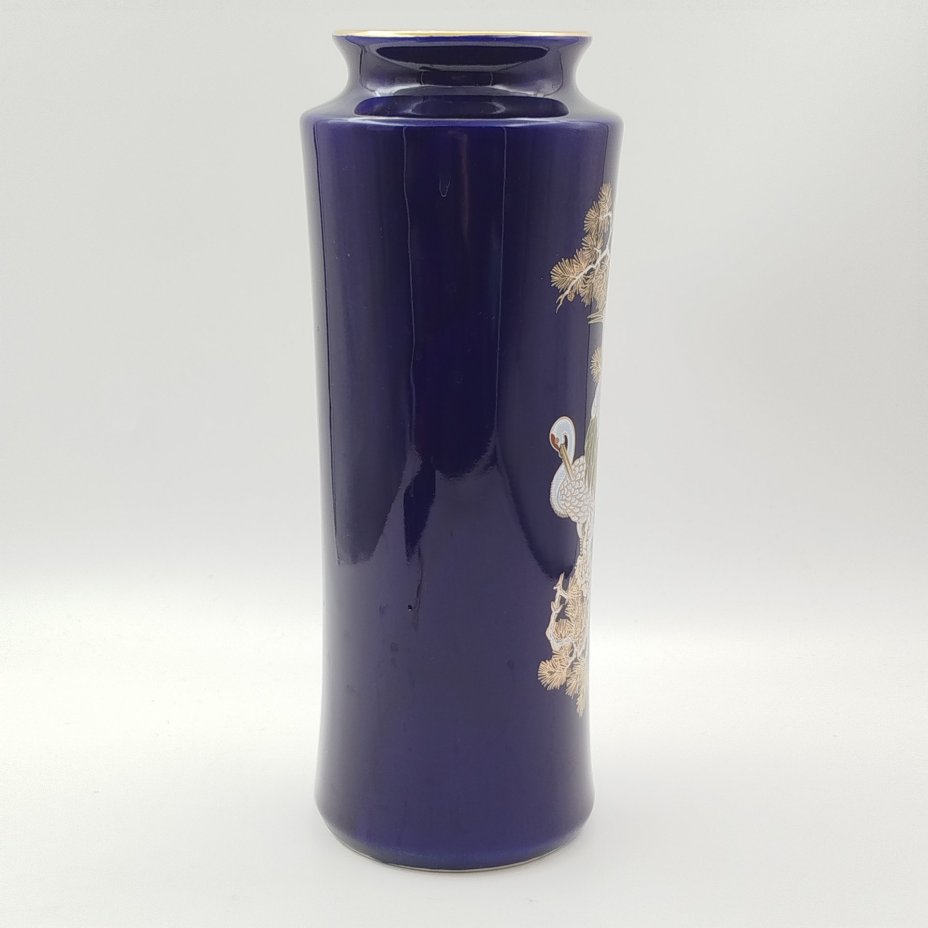 Ваза кобальтового цвета, украшенная изображением журавлей