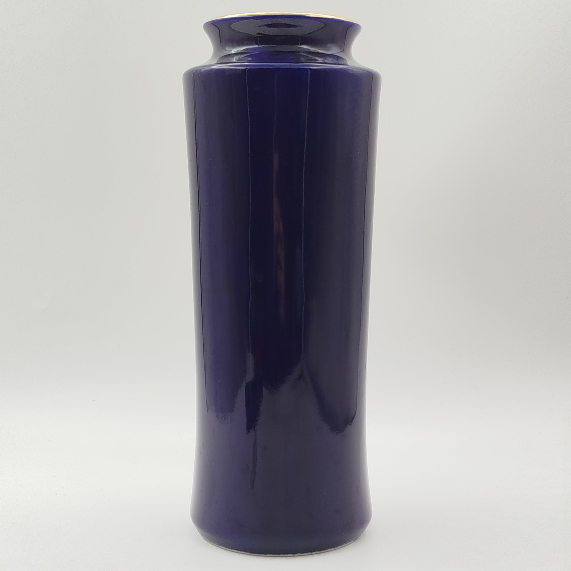 Ваза кобальтового цвета, украшенная изображением журавлей, фарфор, деколь, крытье, золочение, Япония, 1970-1990 гг.