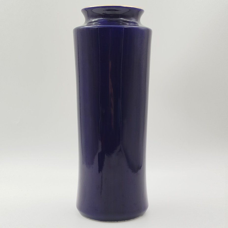 Ваза кобальтового цвета, украшенная изображением журавлей