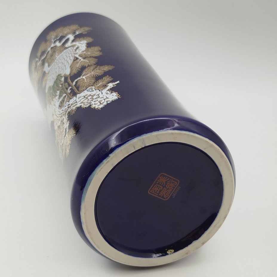 Ваза кобальтового цвета, украшенная изображением журавлей