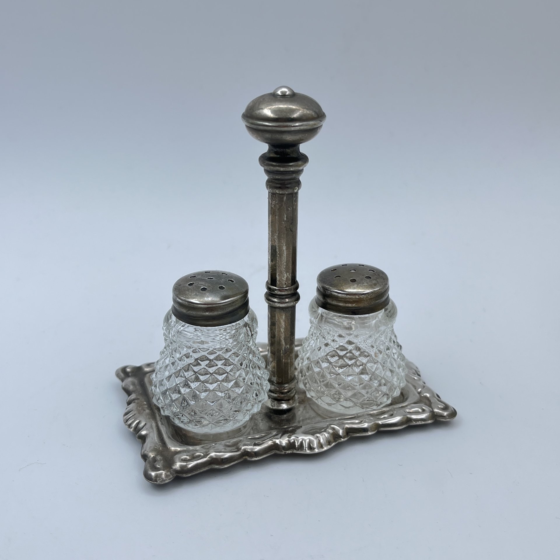 Набор для специй (круэт, столовая передача) из двух предметов на подставке, стекло, металл, Европа, 1950-1980 гг.