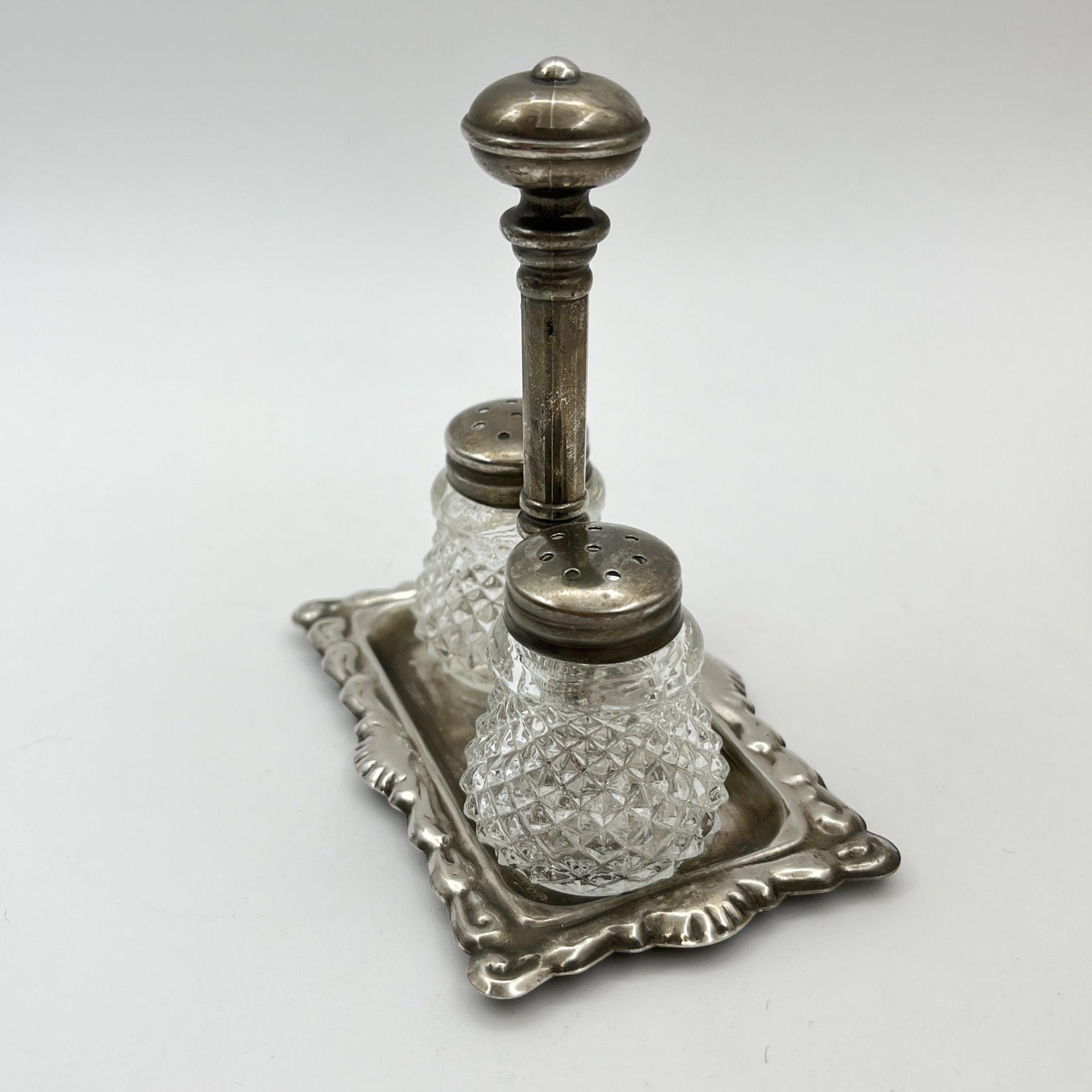 Набор для специй (круэт, столовая передача) из двух предметов на подставке, стекло, металл, Европа, 1950-1980 гг.