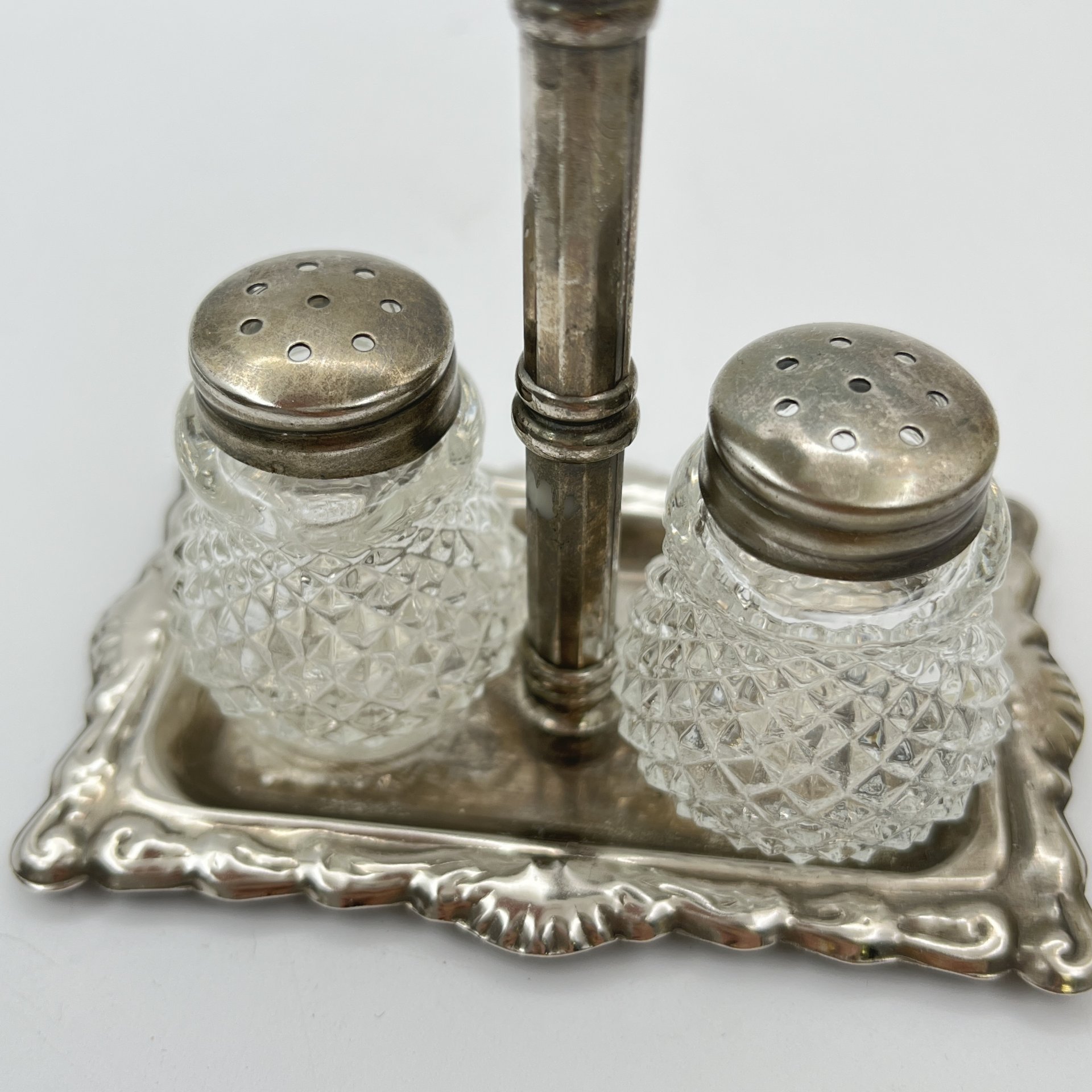 Набор для специй (круэт, столовая передача) из двух предметов на подставке, стекло, металл, Европа, 1950-1980 гг.