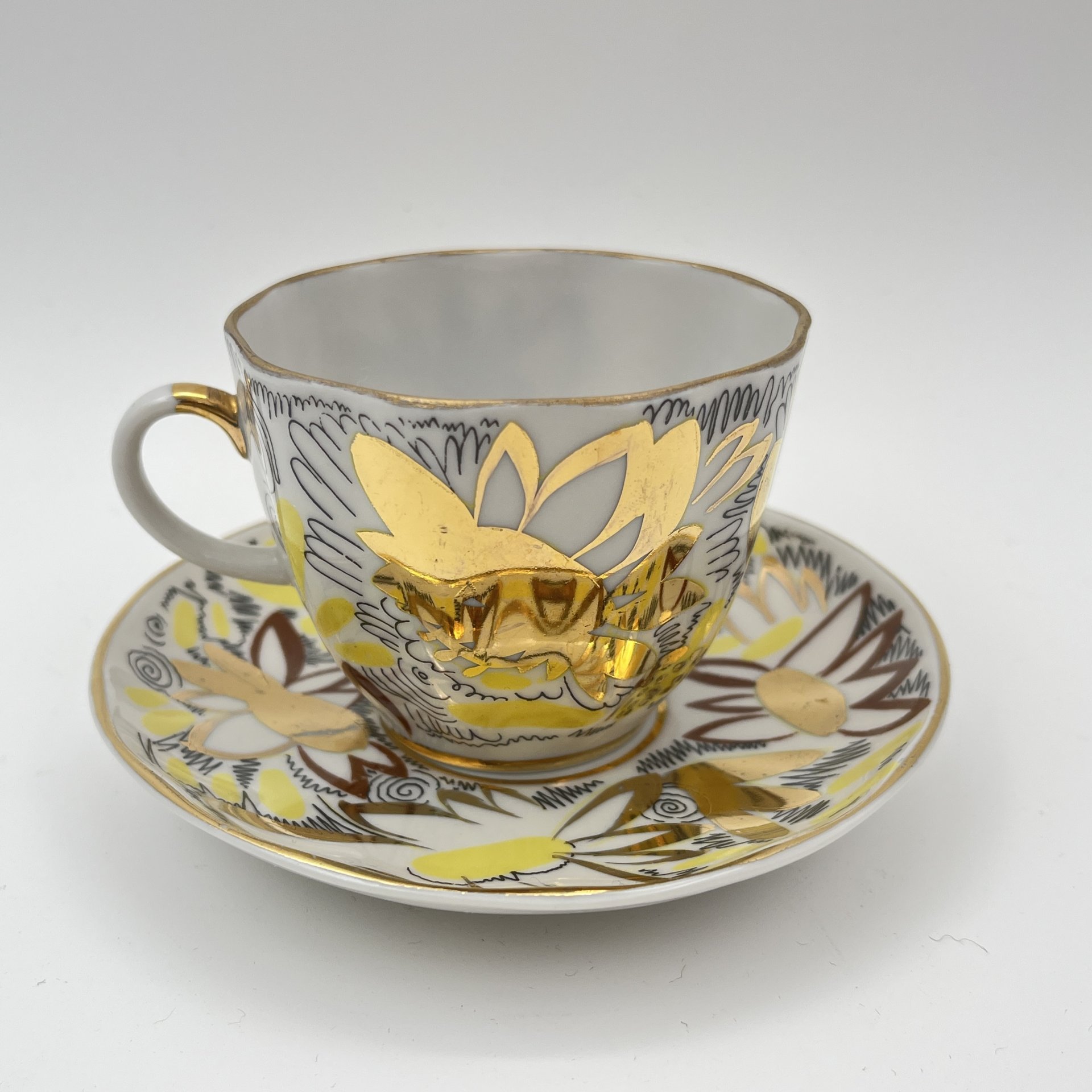 Кофейная пара "Золотые ромашки", автор росписи Л.И. Григорьева, фарфор, деколь, золочение, Ленинградский фарфоровый завод (ЛФЗ), СССР, 1975-1990 гг.