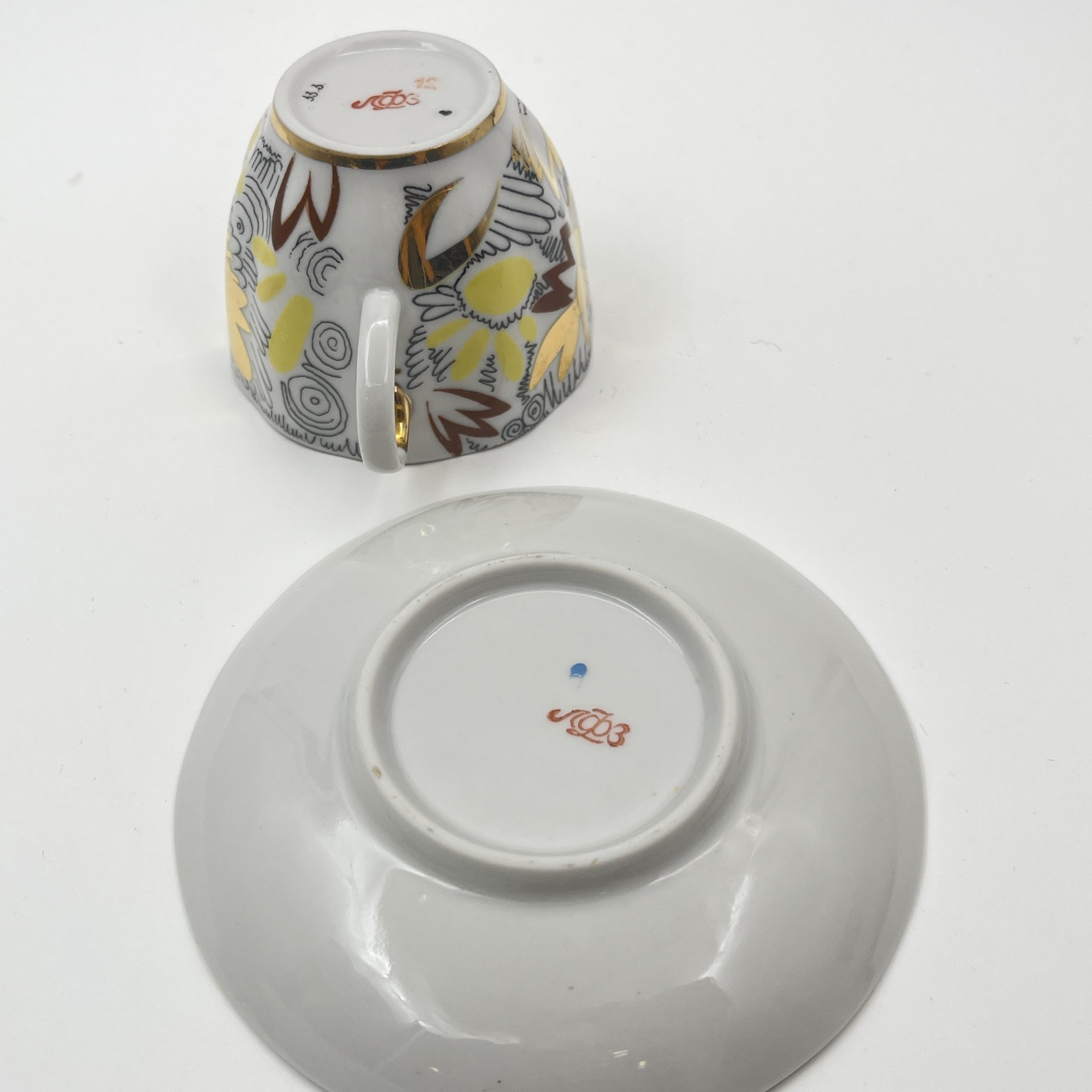 Кофейная пара "Золотые ромашки", автор росписи Л.И. Григорьева, фарфор, деколь, золочение, Ленинградский фарфоровый завод (ЛФЗ), СССР, 1975-1990 гг.