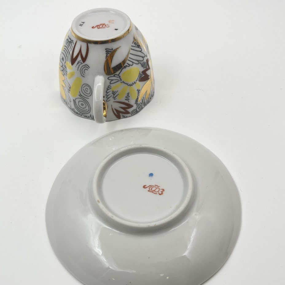 Кофейная пара "Золотые ромашки", автор росписи Л.И. Григорьева, фарфор, деколь, золочение, Ленинградский фарфоровый завод (ЛФЗ), СССР, 1975-1990 гг.