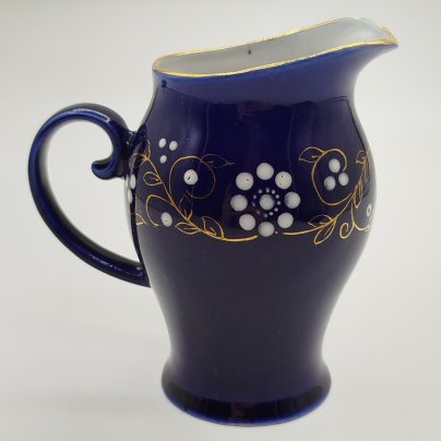 Молочник с цветочным декором