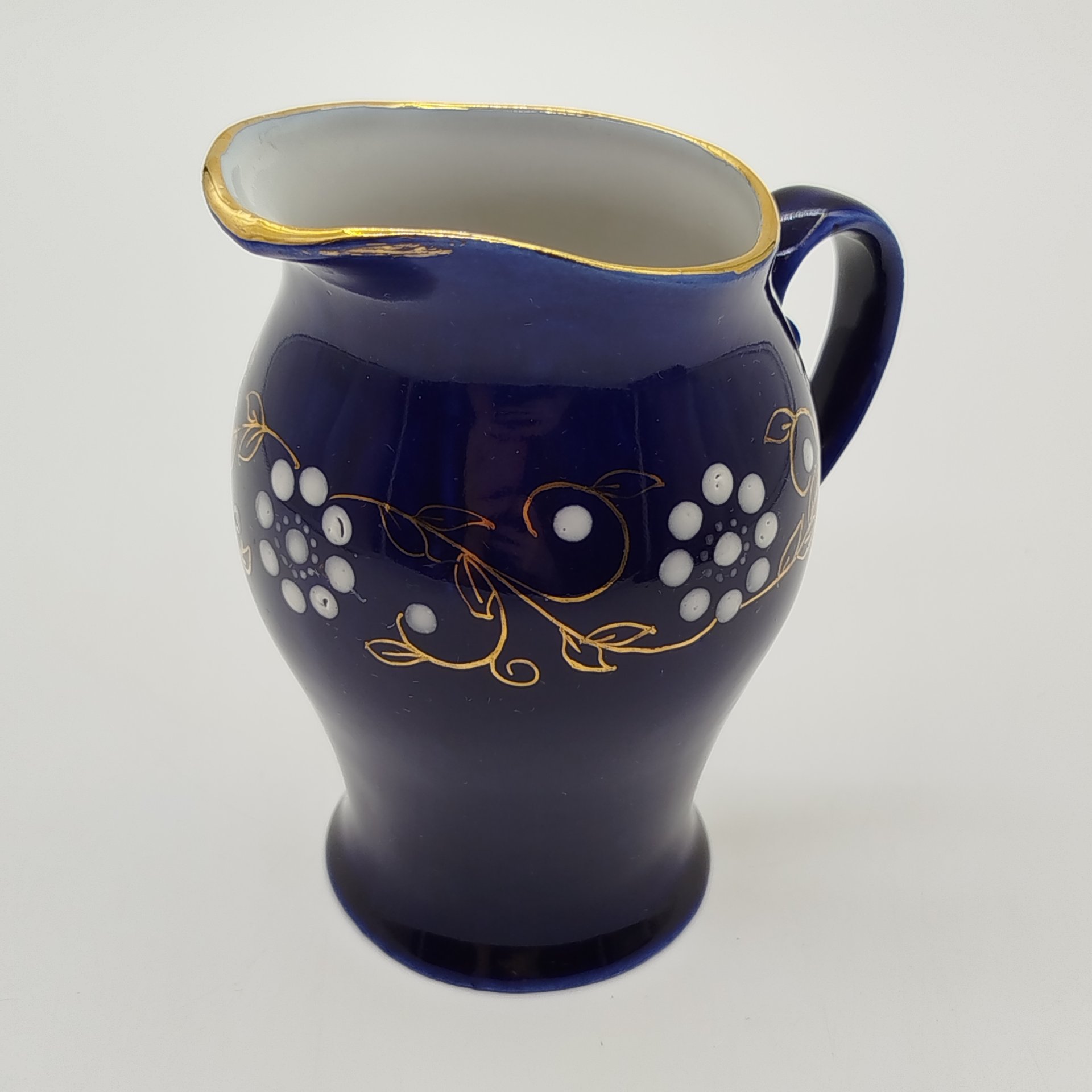 Молочник с цветочным декором