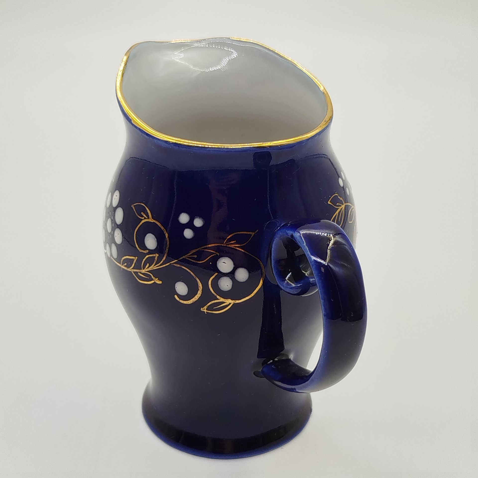 Молочник с цветочным декором