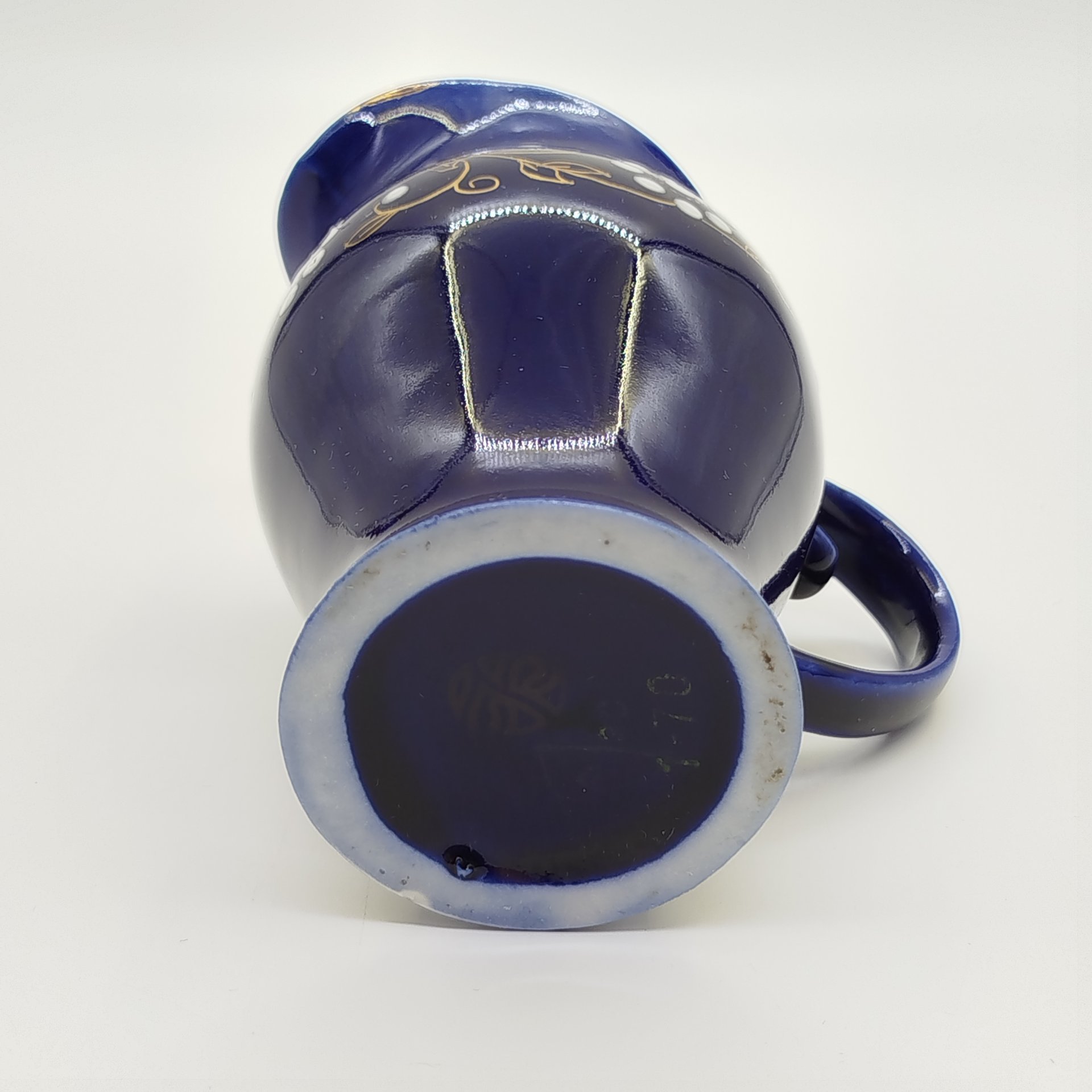 Молочник с цветочным декором