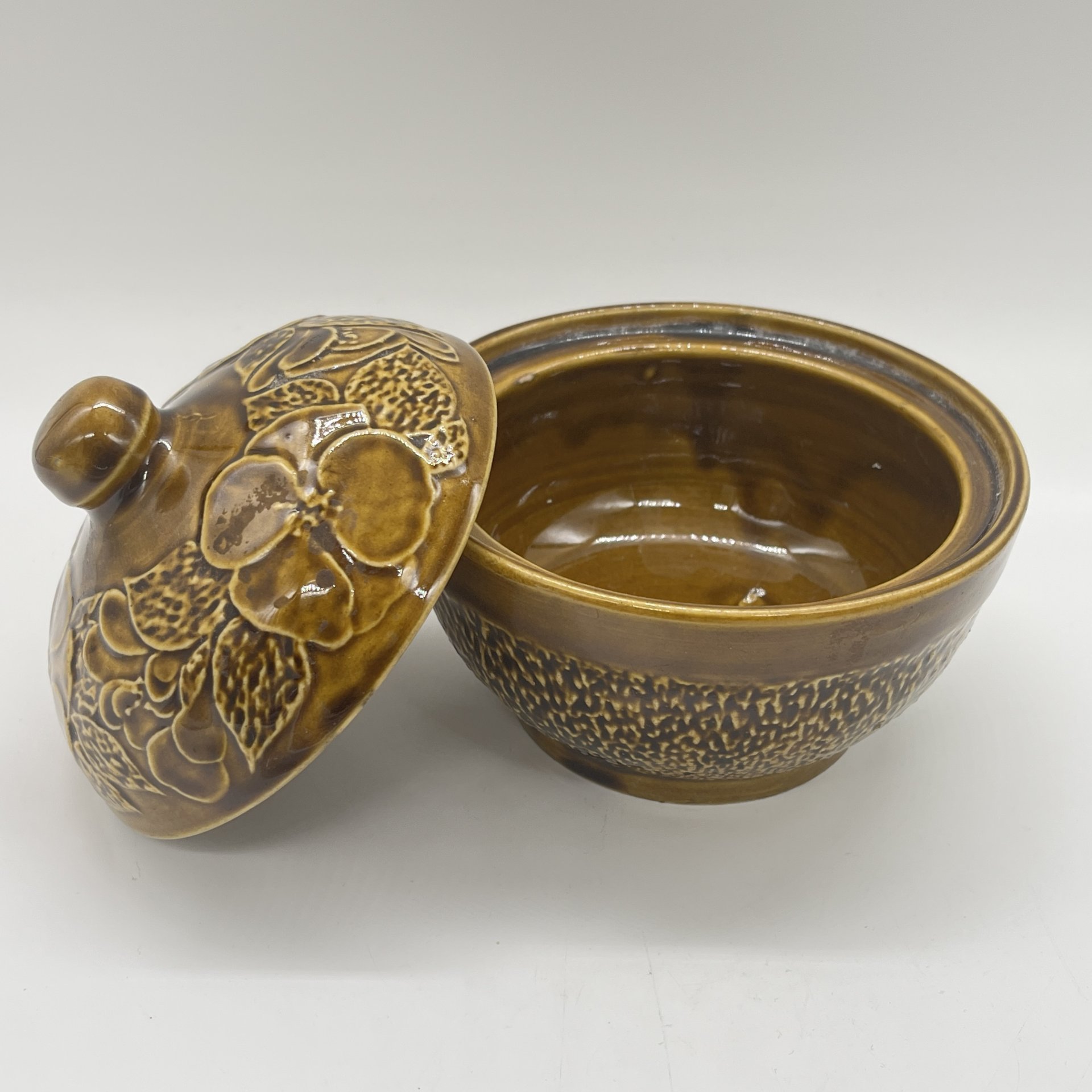 Сахарница с цветочным декором, керамика, СССР, 1970-1990 гг.