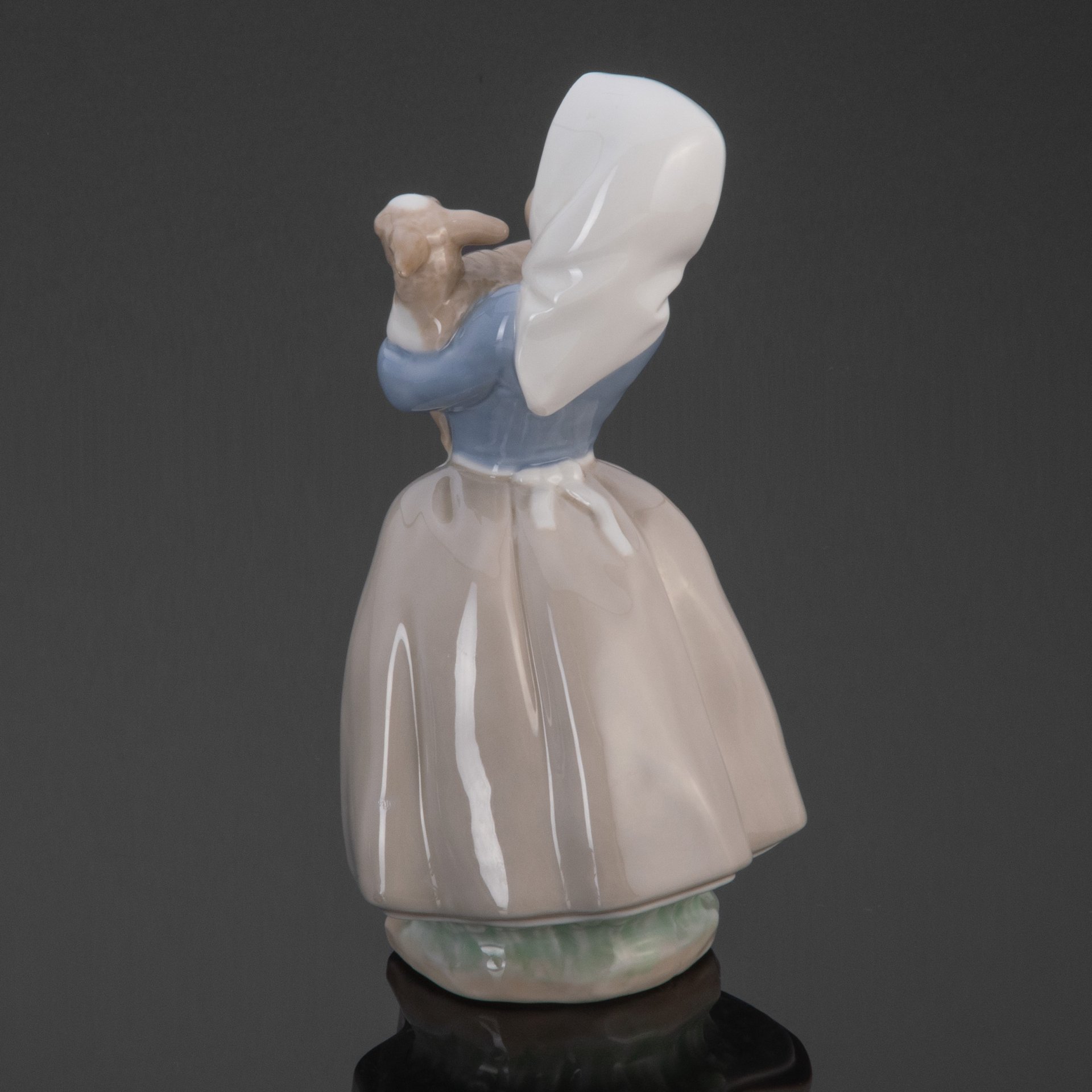 Статуэтка "Девочка с ягненком", фарфор, роспись, NAO Porcelain, Испания, 1982-1996 гг., NAO Porcelain