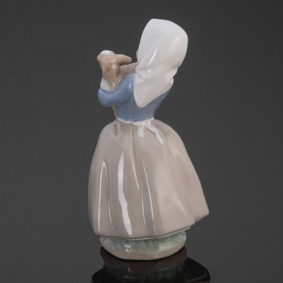 Статуэтка "Девочка с ягненком", фарфор, роспись, NAO Porcelain, Испания, 1982-1996 гг., NAO Porcelain