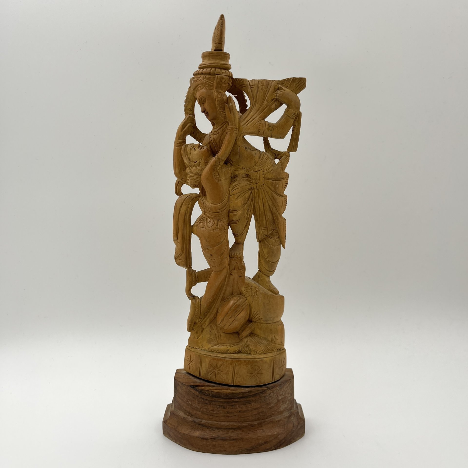 Статуэтка "Радха и Кришна" (божественная чета в индуизме, в которой Бог предстаёт в мужской и женской ипостасях Кришны и его возлюбленной Радхи), дерево, резьба, Индия, 1970-1990 гг.