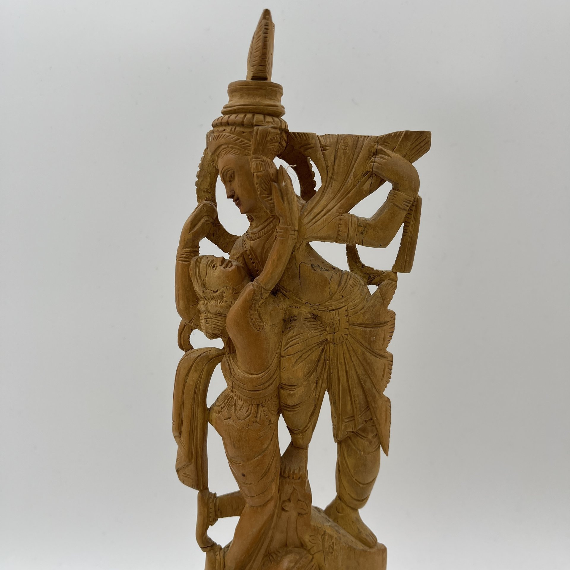 Статуэтка "Радха и Кришна" (божественная чета в индуизме, в которой Бог предстаёт в мужской и женской ипостасях Кришны и его возлюбленной Радхи), дерево, резьба, Индия, 1970-1990 гг.
