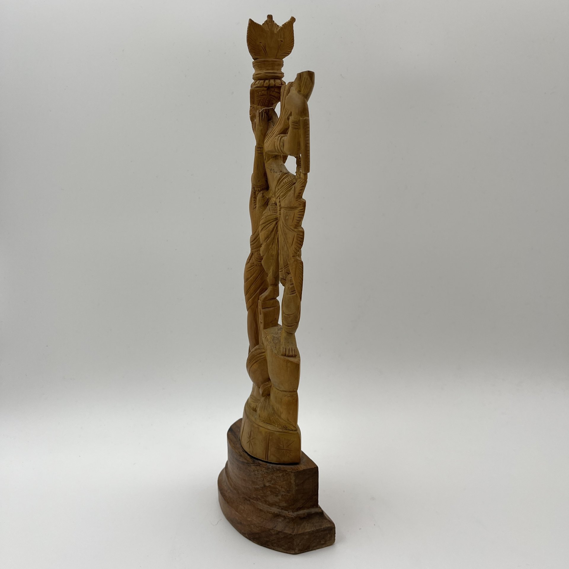 Статуэтка "Радха и Кришна" (божественная чета в индуизме, в которой Бог предстаёт в мужской и женской ипостасях Кришны и его возлюбленной Радхи), дерево, резьба, Индия, 1970-1990 гг.