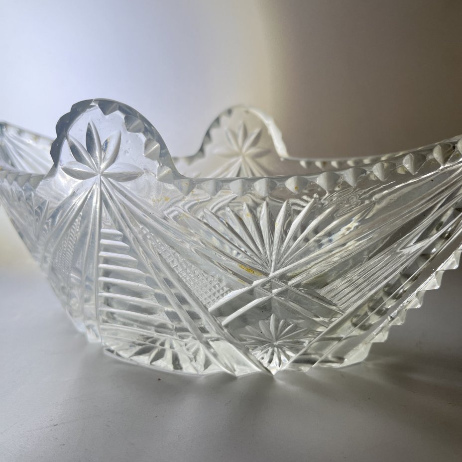 Салатник-ладья с резным геометрическим декором