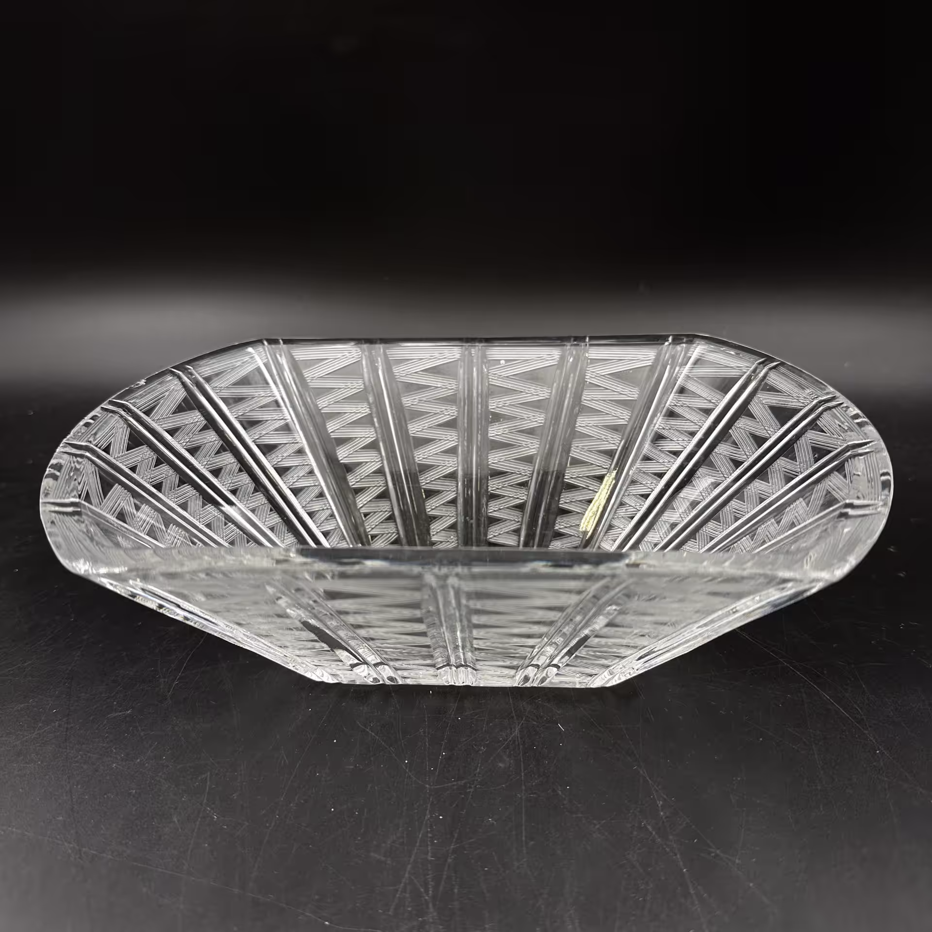 Салатник украшенный геометрическим узором